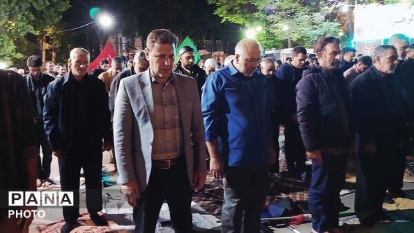 در تجمع شبانه مردم خرم‌ آباد در میدان امام، نماز استغاثه اقامه شد