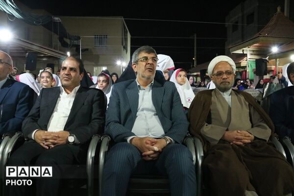 لاله‌های آسمانی در دبستان دخترانه حسین فاطمه یزد شکوفا شدند