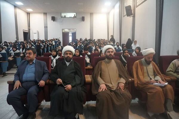 اعزام دانش‌آموزان دختر شهرستان‌های تهران به اردوهای راهیان نور
