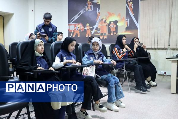 بازدید خبرنگاران پانا ناحیه یک و دو یزد از مرکز شماره ۹ آتشنشانی یزد