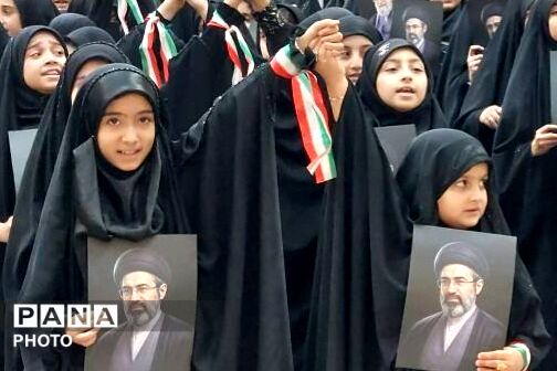 هم‌نوایی دانش‌آموزان منطقه ۵ تهران با سرود «باید برخاست» در سوگواری رهبر شهید
