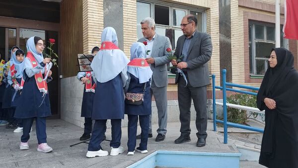 آغاز سال تحصیلی جدید باحضور مسئولان در دبستان فرهنگیان ۲ مشهد