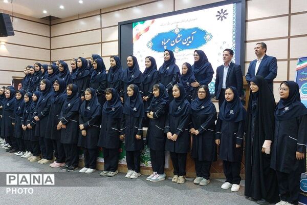آیین «نشان سمپاد» ویژه دانش‌آموزان ورودی جدید پایه هفتم و دهم دانش‌آموزان فرزانگان شهرستان قدس در سالن گل نراقی