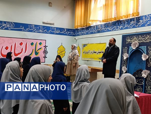 همخوانی سرود «ایرانمون» در دبیرستان حضرت معصومه (س) ناحیه 4 کرج 