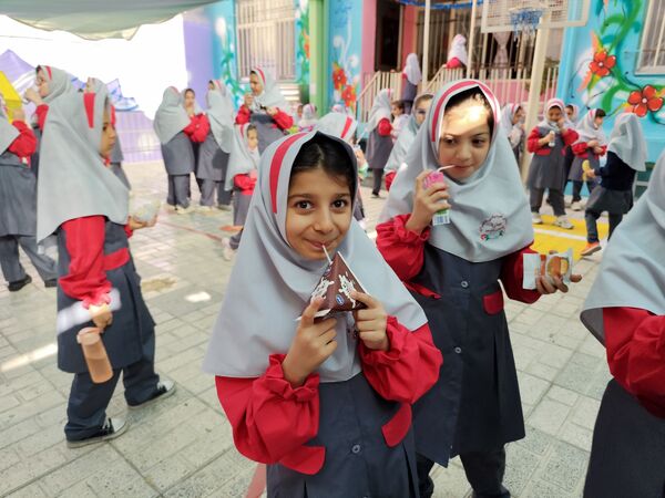 نواختن زنگ شیر در دبستان سارا شهرستان ملارد به‌مناسبت روز جهانی پوکی استخوان