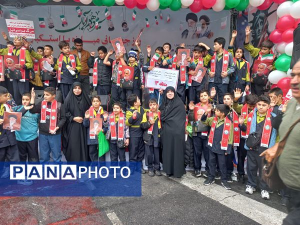 حضور مدیر آموزش و پرورش منطقه ۱۳ در راهپیمایی روز دانش‌آموز 