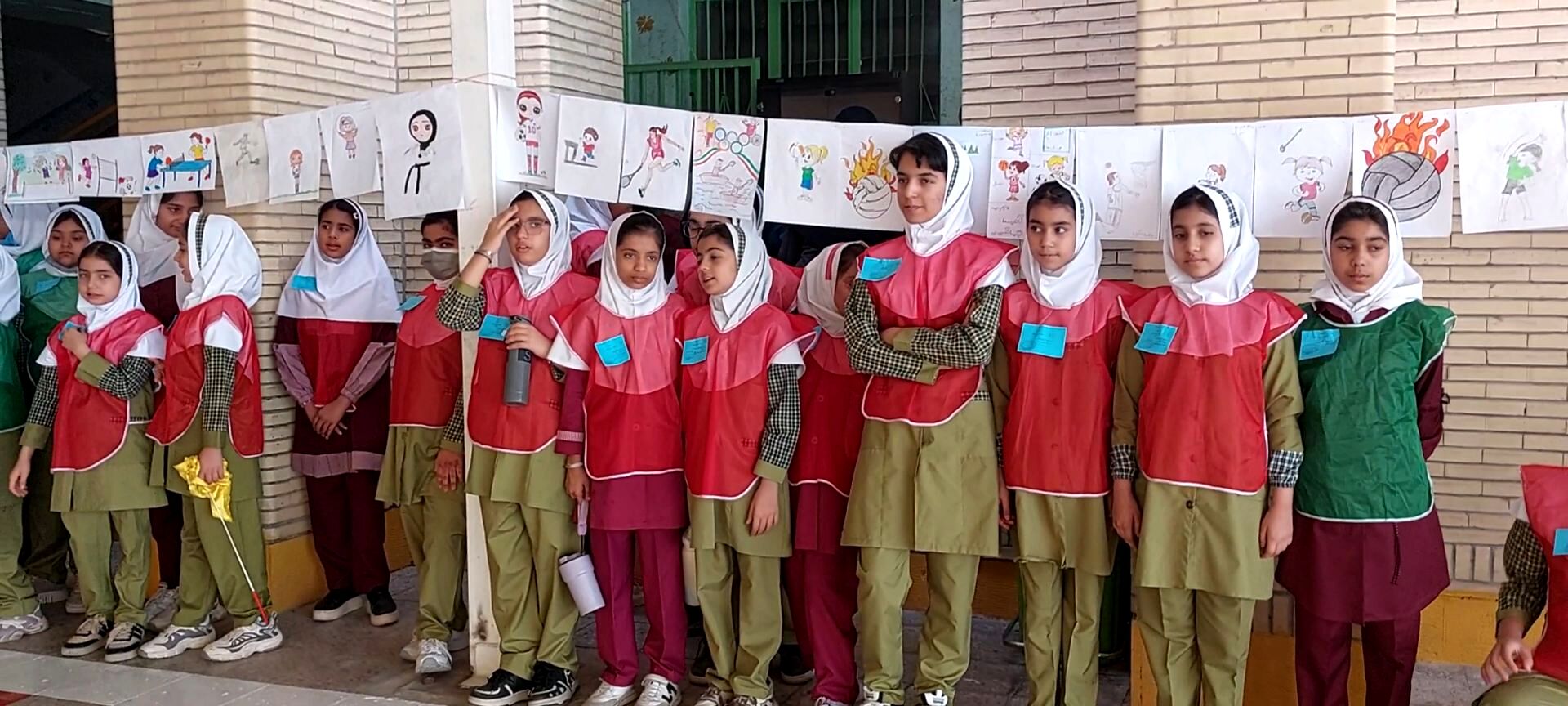 دانش‌آموزان مدرسه شاهد حضرت معصومه«س» با برپایی نمایشگاهی از نقاشی‌های خود،اهمیت تحرک، سلامت و نشاط را  به تصویر کشیدند