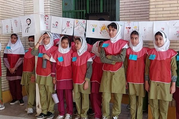 دانش‌آموزان مدرسه شاهد حضرت معصومه«س» با برپایی نمایشگاهی از نقاشی‌های خود،اهمیت تحرک، سلامت و نشاط را  به تصویر کشیدند