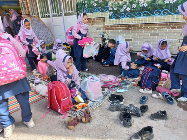 برگزاری اردوی حیاطی و جشن آخر سال در دبستان دخترانه شاهد تحقیقی ناحیه ۶

