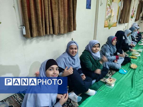  جشنواره غذای سالم در دبستان شاهد حاج تقی آقا بزرگ ناحیه یک مشهد 