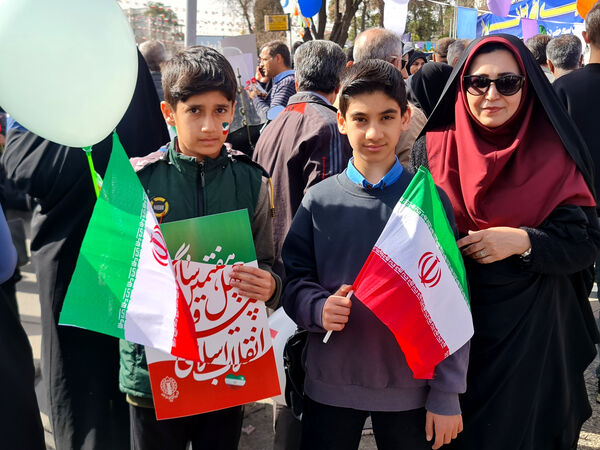 جلوه‌ای از وحدت و همدلی در راهپیمایی ۲۲ بهمن