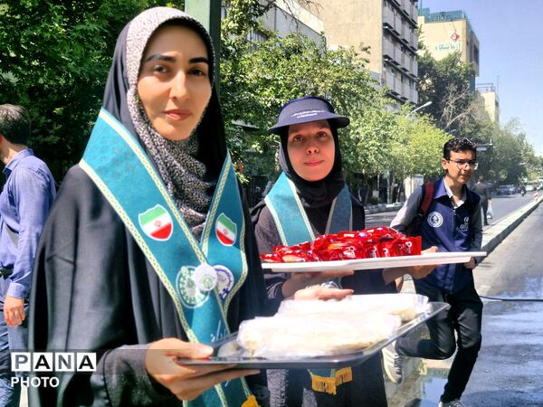 حضور پرشور مردم در خیابان فلسطین برای بدرقه رهبر