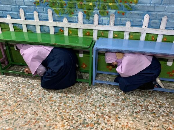 برگزاری مانور زلزله در دبستان فرهنگ منطقه ۱۳