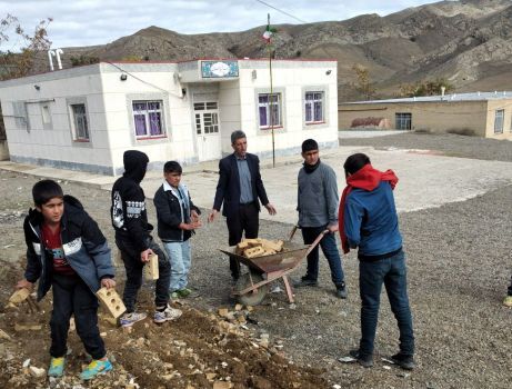 دانش‌آموزان و اهالی روستای قیه باشی در شهرستان کلیبر، آستین‌ها را برای ساخت مدرسه بالا زدند