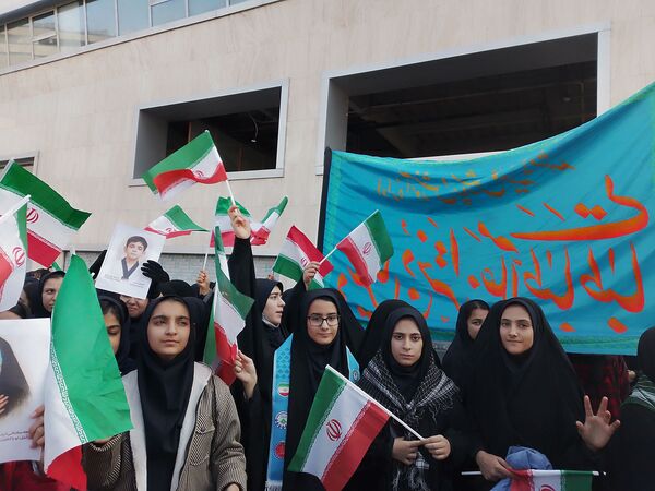 حضور پر شور دانش آموزان  در راهپیمایی ۱۳ آبان 