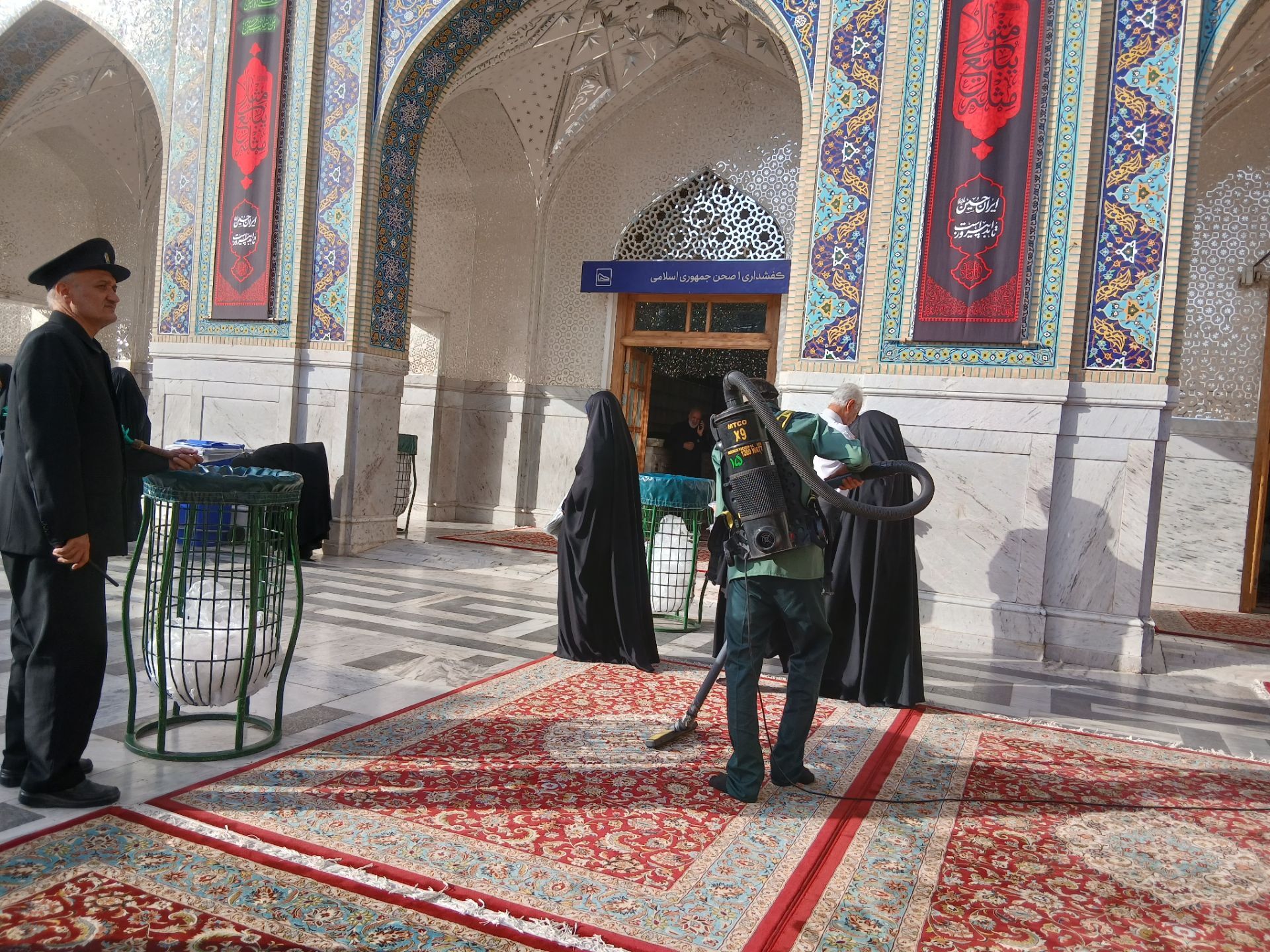 آماده‌سازی حرم مطهر رضوی برای استقبال از آقای شهید ایران 
