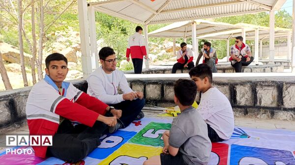 ایستگاه خدمت در پیرغار؛ تکاپوی جوانان هلال‌احمر