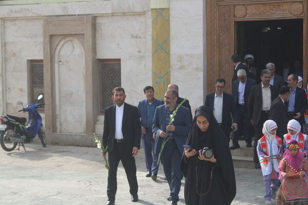 عطر افشانی مزار مطهر شهدای فرهنگی و دانش‌آموز شهرستان بوشهر  