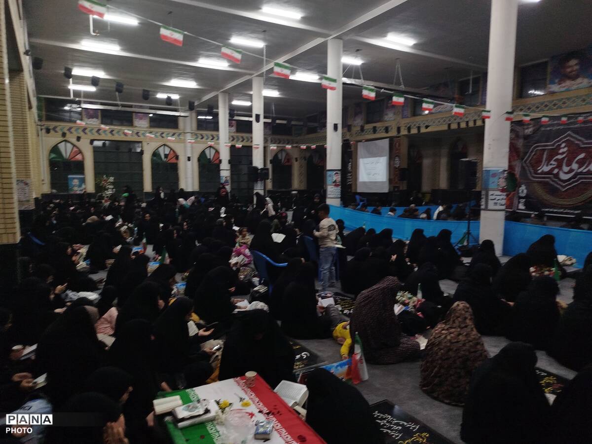 شبی که ماه دو نیم شد