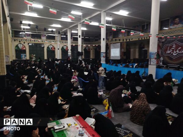 شبی که ماه دو نیم شد