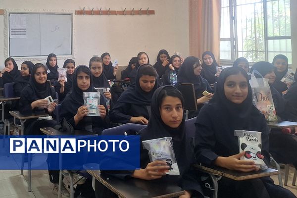 تقدیر از برگزیدگان مسابقات دانش‌آموزی در کلاس‌های درس