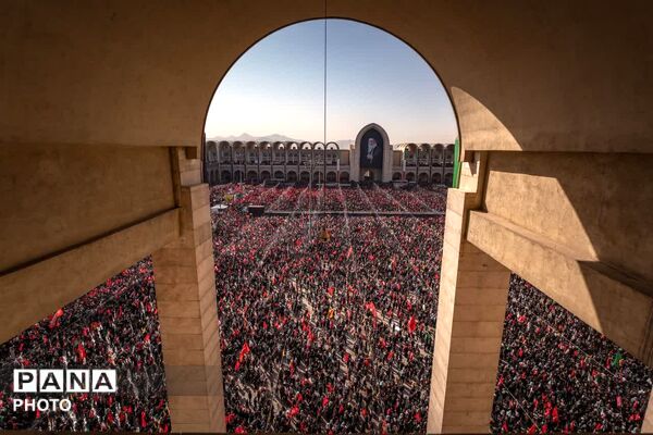 مصلی تهران در تسخیر موج همدلی؛ وداع باشکوه مردم با رهبر شهید