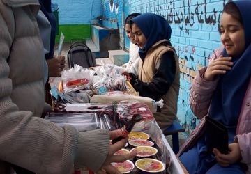 بازارچه دانش‌آموزی کسب در آمد در دبیرستان میثاق منطقه تبادکان مشهد