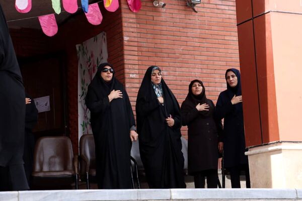 پرچم گردانی آستان قدس رضوی در مدارس منطقه پردیس به مناسبت دهه کرامت