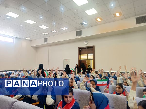 جشن عاطفه‌ها با تقسیم مهر و مهربانی در دبستان آرمینه مصلی نژاد 