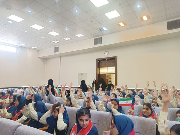 جشن عاطفه‌ها با تقسیم مهر و مهربانی در دبستان آرمینه مصلی نژاد 
