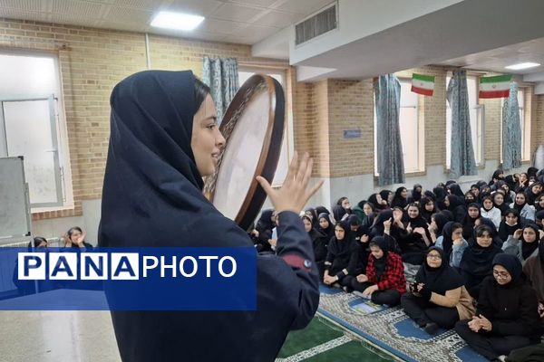 برپایی نمایشگاه هنرهای دست‌ساز در مدرسه فرهنگ قرچک