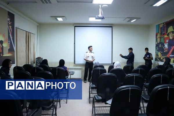 بازدید خبرنگاران پانا ناحیه یک و دو یزد از مرکز شماره ۹ آتشنشانی یزد