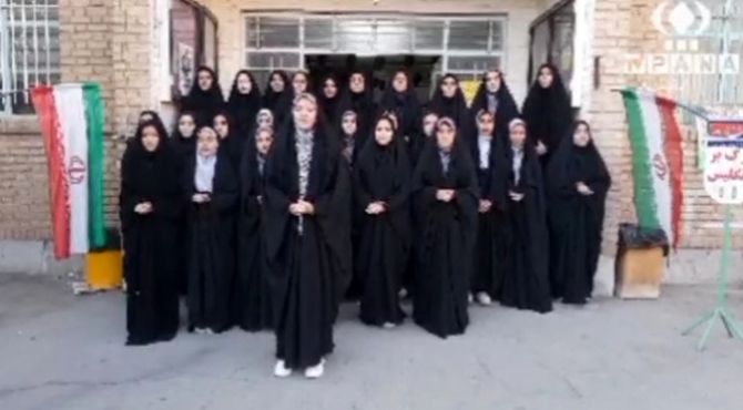 برگزاری مراسم روز دانش آموز در دبیرستان آسیه یک قم