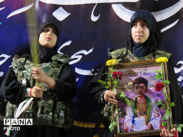 رژه دختران جان فدا همزمان با سراسر کشور در شهرستان خلیل آباد 