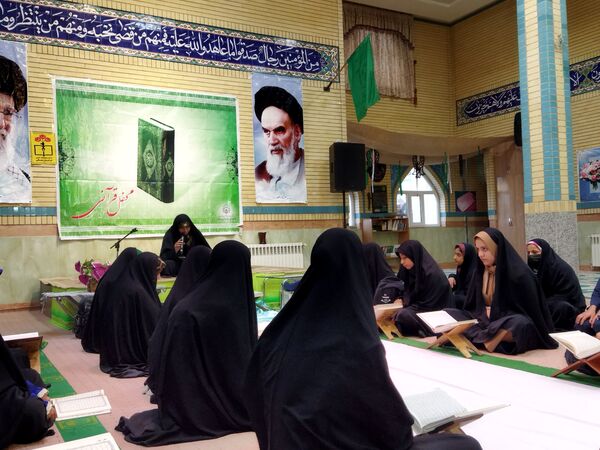 محفل قرآنی دانش‌آموزان در شهر راز