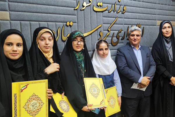 دیدار صمیمی استاندار کردستان با جمعی از دختران نخبه استان