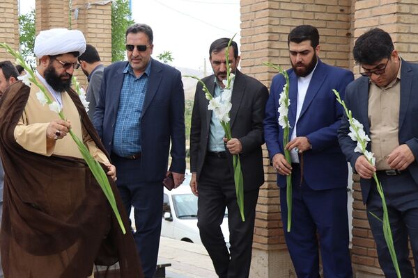 مراسم غبارروبی مزار شهدای فرهنگی در پاکدشت 
