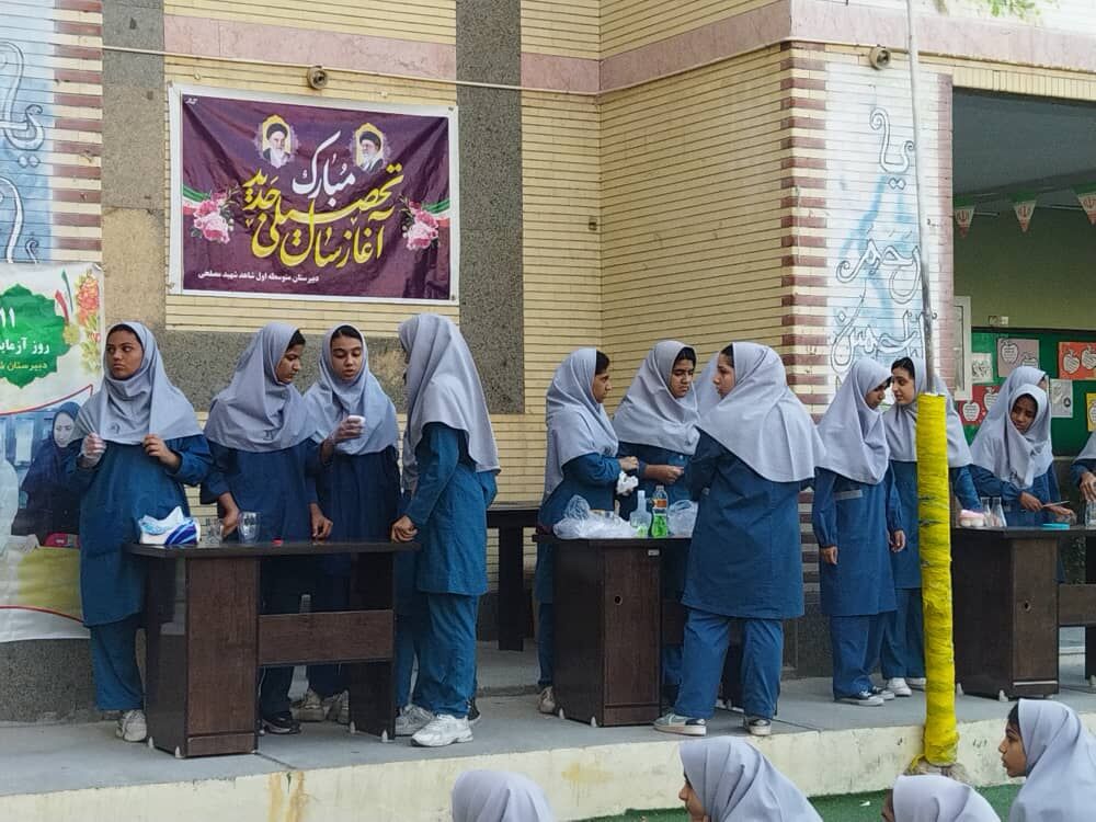 جشن دانش شهرستان میناب در روز آزمایشگاه 