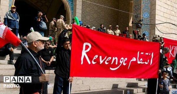 وداع باشکوه مردم با پیکر رهبر شهید در نخستین روز  وداع در مصلی تهران