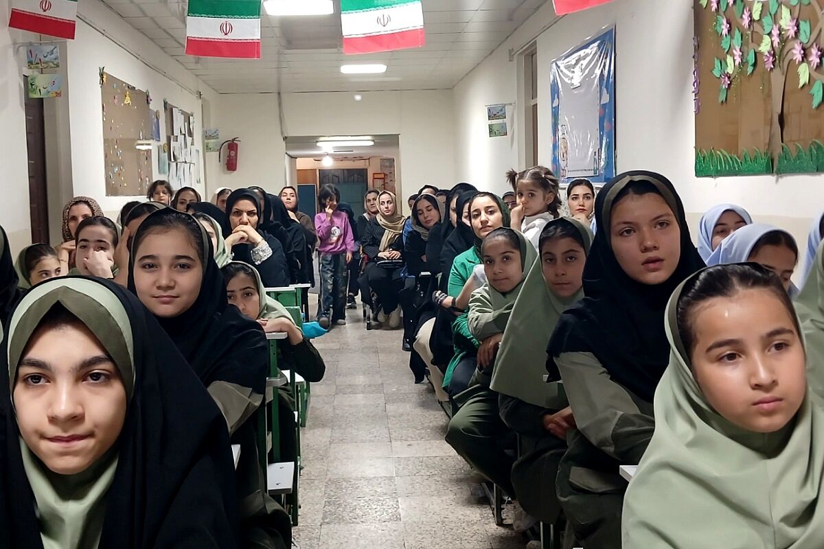 تجلیل از برگزیدگان جشنواره هنری فردا و المپیاد ورزشی در دبستان رضوان بهارستان‌دو