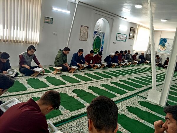 آماده‌سازی غذای افطاری با کمک دانش‌آموزان دبیرستان نمونه آیت‌الله خامنه‌ای 