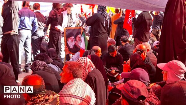 مشهد، در آغوشِ حرم، با رهبر شهید وداع کرد