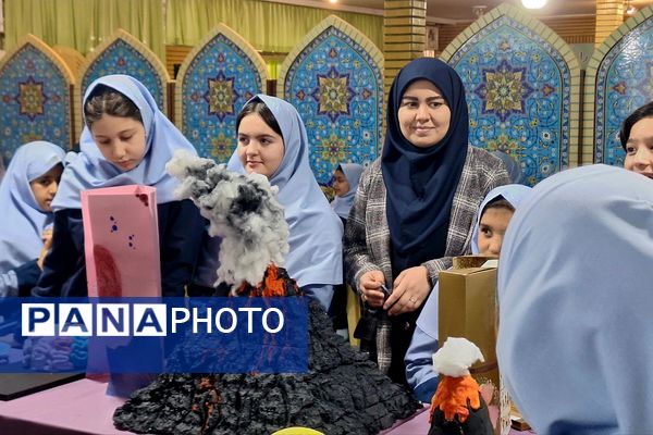 نمایشگاه پژوهش به مناسبت هفته پژوهش در دبستان حکمت نبوی ناحیه دو شهرری 