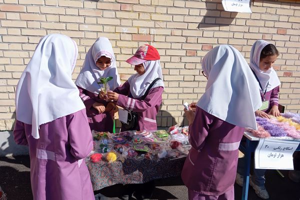 بازارچه دانش‌آموزی در دبستان شاهد شهید محمدرضا کشاورز 