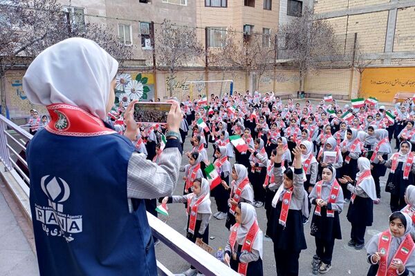 جشن پیروری انقلاب اسلامی در دبستان شهید آقچه‌لو رباط‌کریم