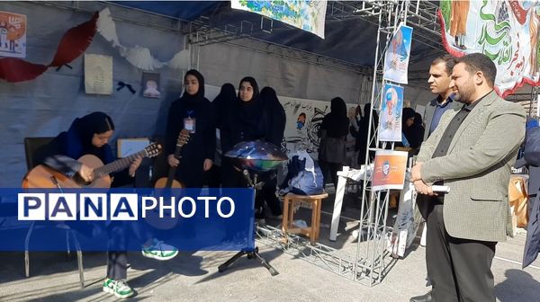 اولین نمایشگاه ماها در دبیرستان فرزانگان ۲ دوره دوم ناحیه ۷ مشهد