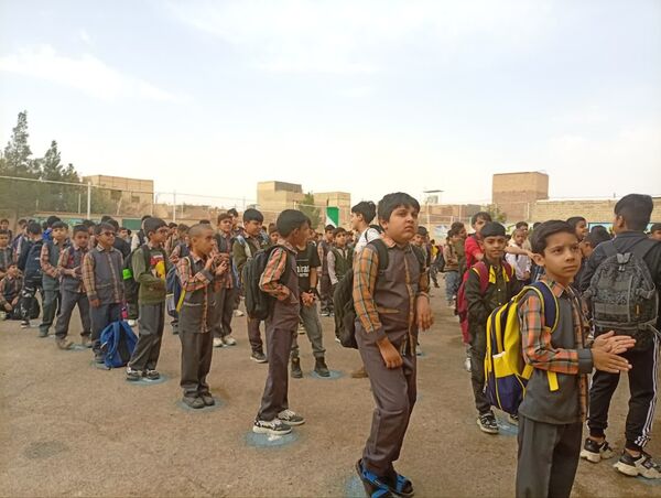 آغاز بازگشایی مدارس و شور و حال دانش آموزان دبستان شهید پسندیده فدافن در نخستین روز پاییز
