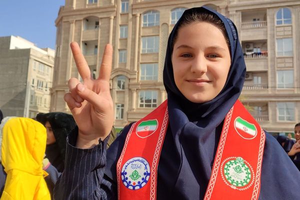 شور وشوق دانش‌آموزان در برنامه صبحگاهی مدرسه مریم بهارستان دو