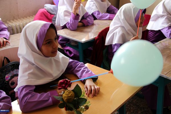 آیین سپاس معلم در مدارس استان چهارمحال و بختیاری برگزار شد