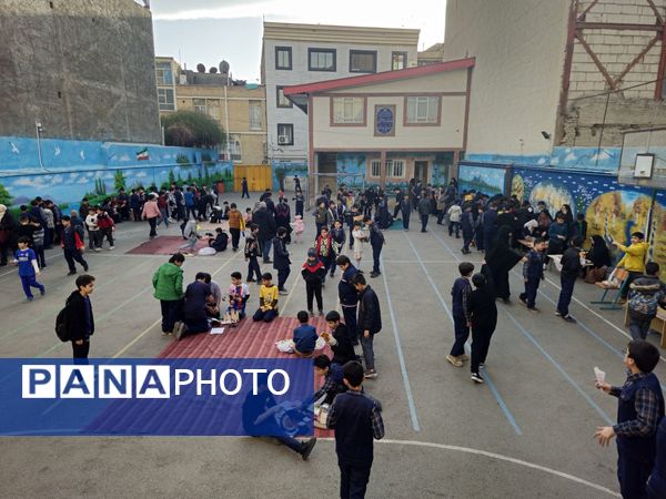  بازارچه دانش آموزی به مناسبت سالگرد پیروزی انقلاب اسلامی در دبستان پسرانه پاسدارن ناحیه ۳